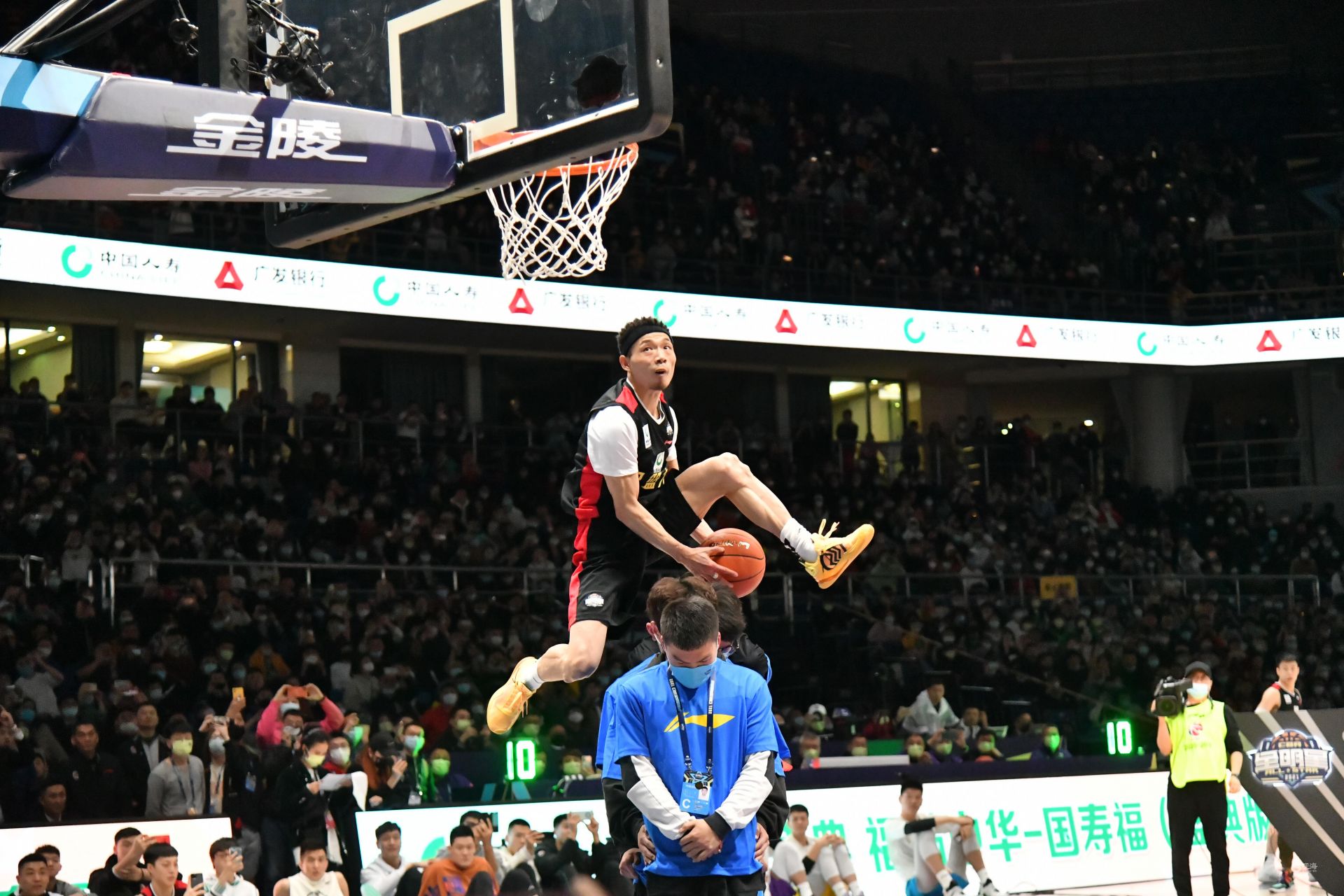 也展现了他 也展现了他